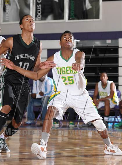 Thumbnail 3 in Inglewood vs. Fremont (St. Hope Elite Hoops Classic) photogallery.