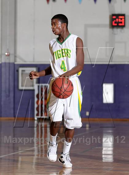Thumbnail 3 in Inglewood vs. Fremont (St. Hope Elite Hoops Classic) photogallery.