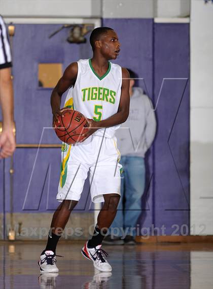 Thumbnail 3 in Inglewood vs. Fremont (St. Hope Elite Hoops Classic) photogallery.