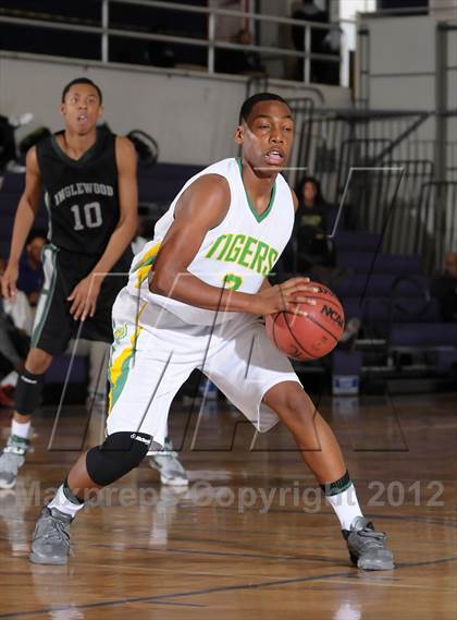Thumbnail 1 in Inglewood vs. Fremont (St. Hope Elite Hoops Classic) photogallery.