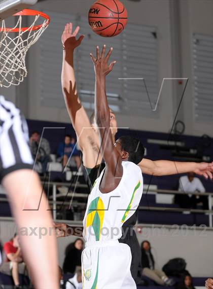Thumbnail 3 in Inglewood vs. Fremont (St. Hope Elite Hoops Classic) photogallery.