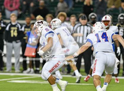 Thumbnail 2 in Mansfield vs. Midway (UIL 6A Regional Semifinal) photogallery.