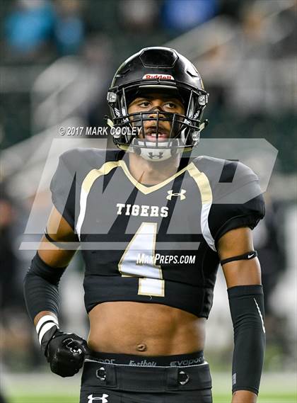 Thumbnail 1 in Mansfield vs. Midway (UIL 6A Regional Semifinal) photogallery.