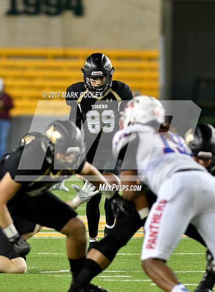 Thumbnail 2 in Mansfield vs. Midway (UIL 6A Regional Semifinal) photogallery.