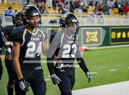 Thumbnail 2 in Mansfield vs. Midway (UIL 6A Regional Semifinal) photogallery.