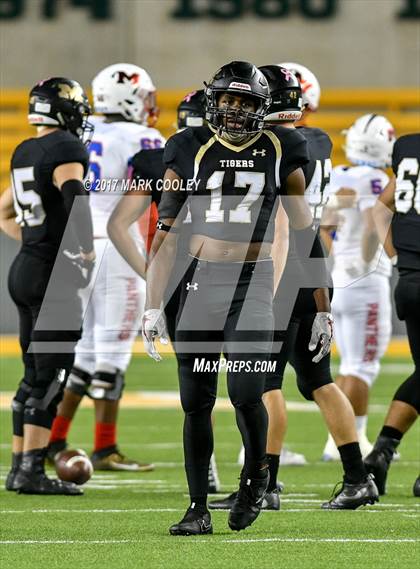 Thumbnail 1 in Mansfield vs. Midway (UIL 6A Regional Semifinal) photogallery.