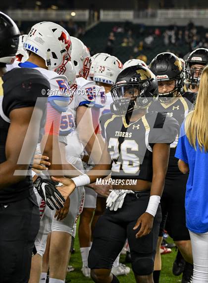 Thumbnail 3 in Mansfield vs. Midway (UIL 6A Regional Semifinal) photogallery.