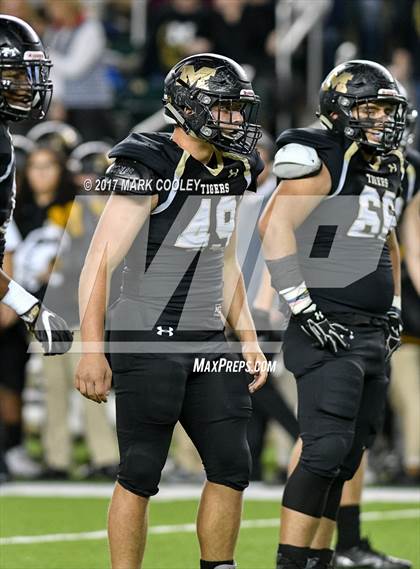 Thumbnail 3 in Mansfield vs. Midway (UIL 6A Regional Semifinal) photogallery.