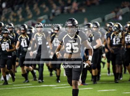 Thumbnail 1 in Mansfield vs. Midway (UIL 6A Regional Semifinal) photogallery.