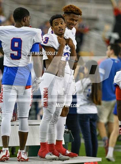 Thumbnail 1 in Mansfield vs. Midway (UIL 6A Regional Semifinal) photogallery.