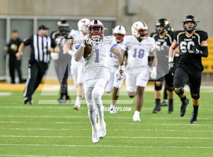 Thumbnail 3 in Mansfield vs. Midway (UIL 6A Regional Semifinal) photogallery.