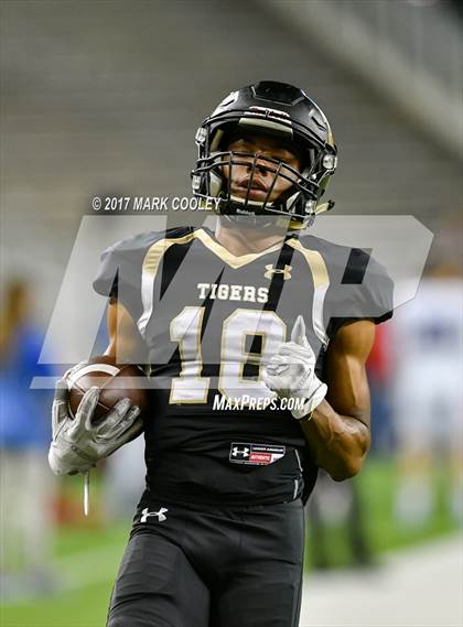 Thumbnail 3 in Mansfield vs. Midway (UIL 6A Regional Semifinal) photogallery.