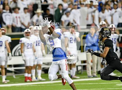 Thumbnail 3 in Mansfield vs. Midway (UIL 6A Regional Semifinal) photogallery.