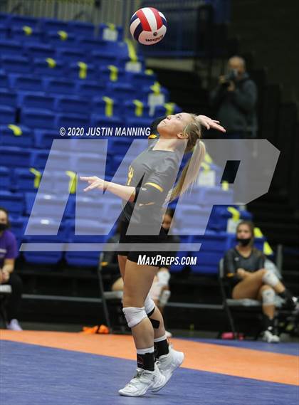 Thumbnail 2 in Paris vs. Hackett (AAA 3A State Final) photogallery.