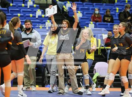 Thumbnail 2 in Paris vs. Hackett (AAA 3A State Final) photogallery.