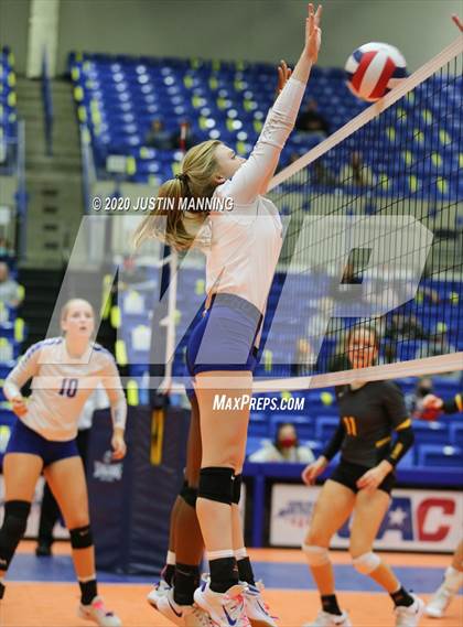 Thumbnail 2 in Paris vs. Hackett (AAA 3A State Final) photogallery.