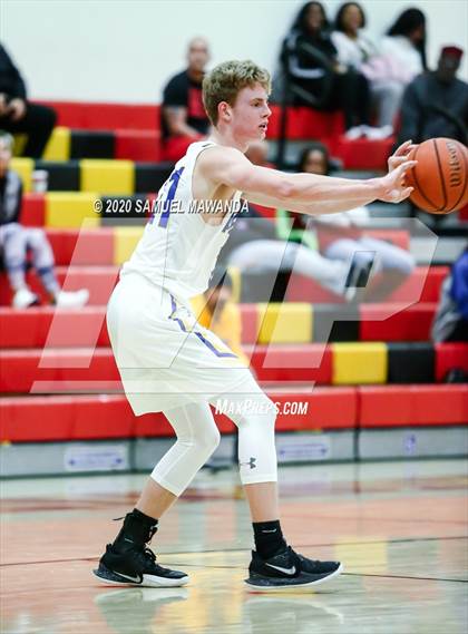 Thumbnail 2 in  Agoura vs Quartz Hill photogallery.