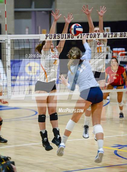 Thumbnail 3 in Valley Christian vs. Cathedral Catholic (CIF State D2 Final) photogallery.