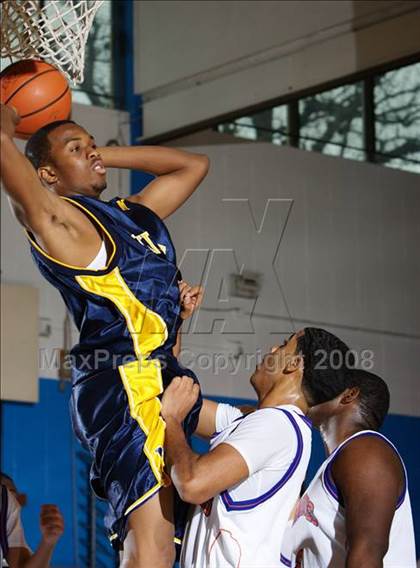 Thumbnail 1 in Bayside vs Mt. St. Michael (Queens Jam Christmas Classic) photogallery.