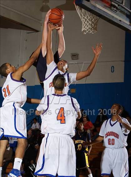 Thumbnail 2 in Bayside vs Mt. St. Michael (Queens Jam Christmas Classic) photogallery.