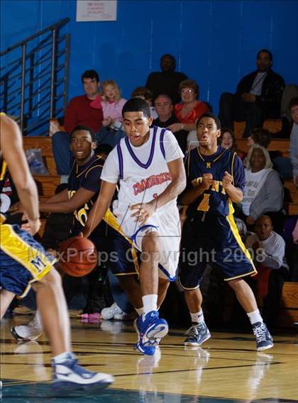 Thumbnail 2 in Bayside vs Mt. St. Michael (Queens Jam Christmas Classic) photogallery.