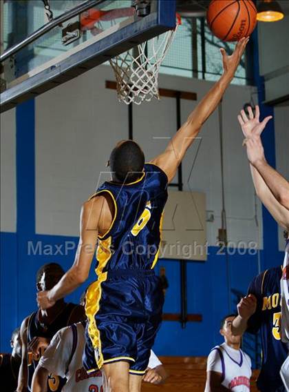 Thumbnail 2 in Bayside vs Mt. St. Michael (Queens Jam Christmas Classic) photogallery.