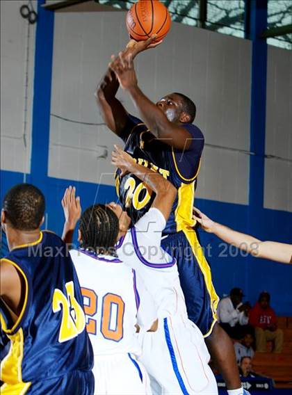 Thumbnail 3 in Bayside vs Mt. St. Michael (Queens Jam Christmas Classic) photogallery.