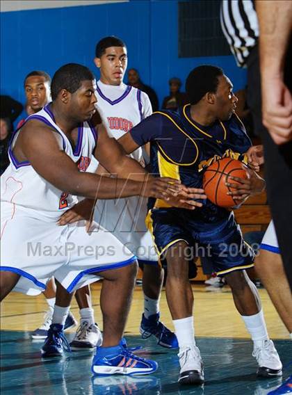 Thumbnail 3 in Bayside vs Mt. St. Michael (Queens Jam Christmas Classic) photogallery.