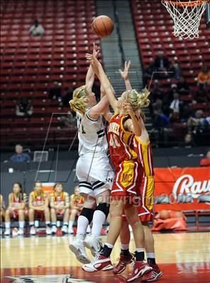 Thumbnail 3 in Westview vs. Mt. Carmel (CIF SDS D2 Final) photogallery.