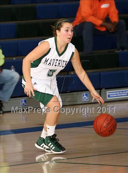 Thumbnail 1 in La Costa Canyon vs. Woodbridge (So Cal Holiday Prep Classic) photogallery.