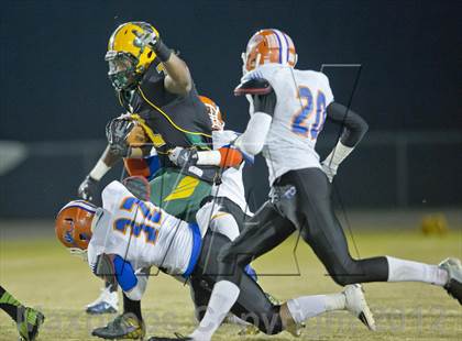 Thumbnail 2 in Yulee's Derrick Henry breaks national rushing record photogallery.