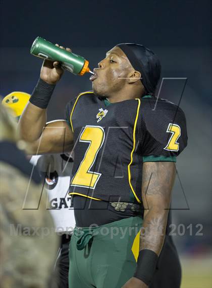 Thumbnail 2 in Yulee's Derrick Henry breaks national rushing record photogallery.