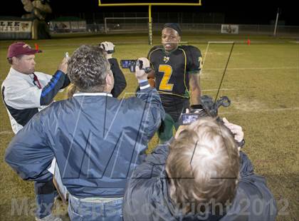 Thumbnail 2 in Yulee's Derrick Henry breaks national rushing record photogallery.