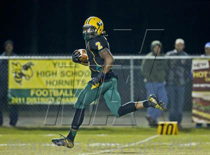 Thumbnail 2 in Yulee's Derrick Henry breaks national rushing record photogallery.