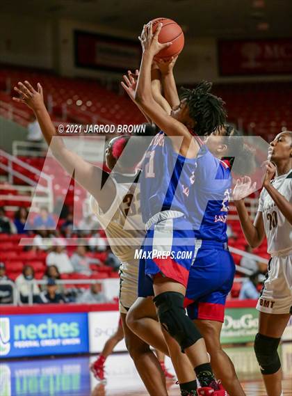 Thumbnail 3 in Beaumont United vs. West Brook photogallery.
