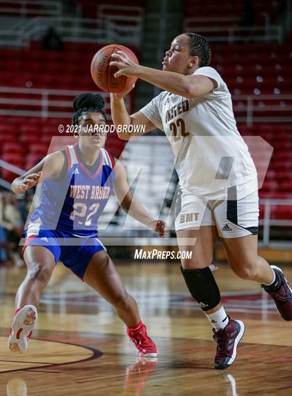 Thumbnail 3 in Beaumont United vs. West Brook photogallery.