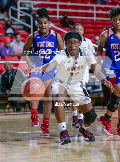 Thumbnail 1 in Beaumont United vs. West Brook photogallery.