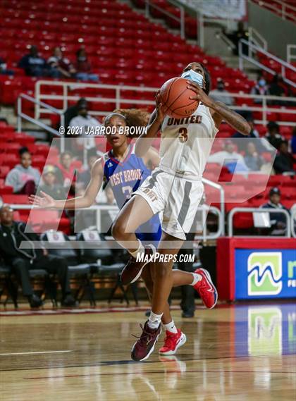 Thumbnail 2 in Beaumont United vs. West Brook photogallery.