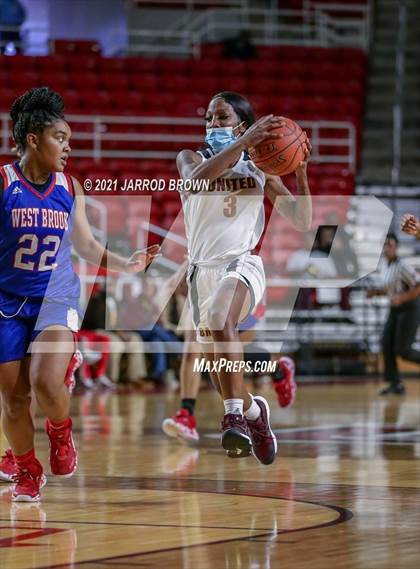 Thumbnail 3 in Beaumont United vs. West Brook photogallery.