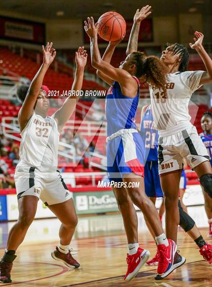 Thumbnail 2 in Beaumont United vs. West Brook photogallery.