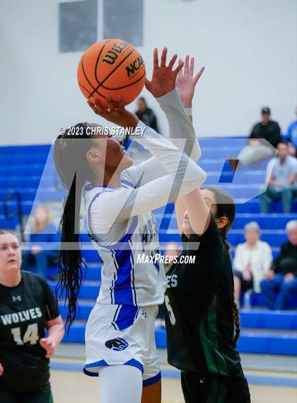 Thumbnail 2 in Robert Bateman vs Paradise Honors (Panther Hoops Classic) photogallery.