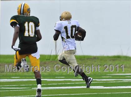 Thumbnail 2 in Twiggs County vs. Glades Day (Gridiron Challenge) photogallery.