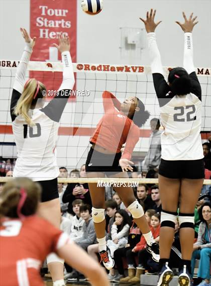 Thumbnail 3 in Marist vs. Mother McAuley Marist vs. Mother McAuley (IHSA 4A Sectional Final) photogallery.