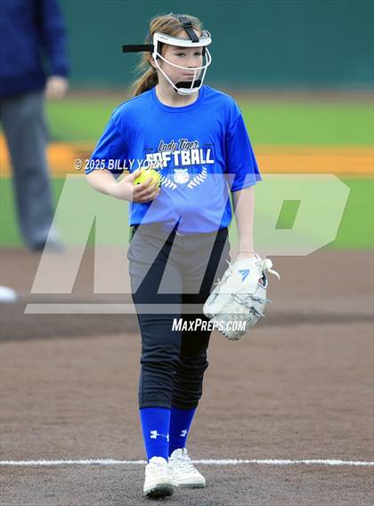 Thumbnail 3 in Wills Point vs Van photogallery.