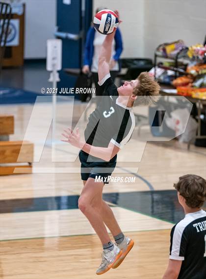 Thumbnail 2 in Roncalli VS Trinity photogallery.