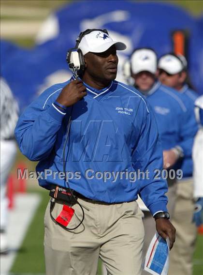 Thumbnail 1 in Tyler vs. Klein (Texas 5A Region 1 Division 2 Final) photogallery.