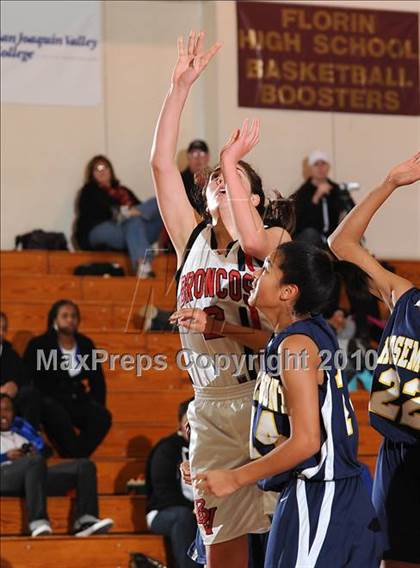 Thumbnail 3 in Rosemont vs. Bella Vista (Jimmy V Classic) photogallery.