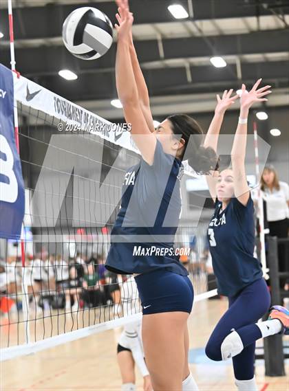Thumbnail 2 in La Cueva vs. Bishop's (Nike TOC Southwest) photogallery.