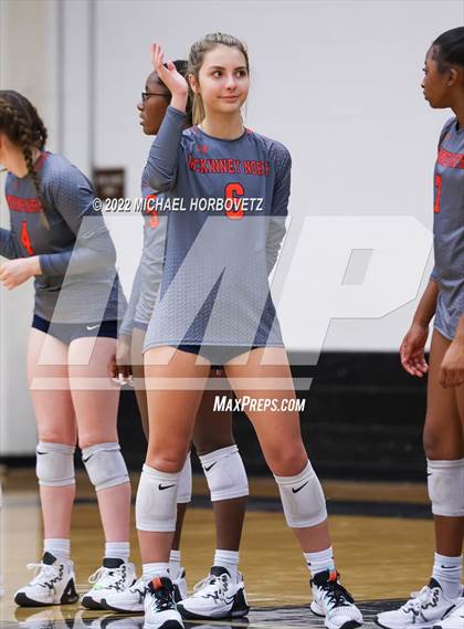 Thumbnail 2 in McKinney North vs. Red Oak (UIL 5A Bi-District) photogallery.