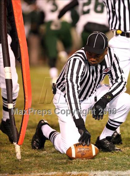Thumbnail 2 in Wayne County vs. West Point (MHSAA Class 5A Final) photogallery.